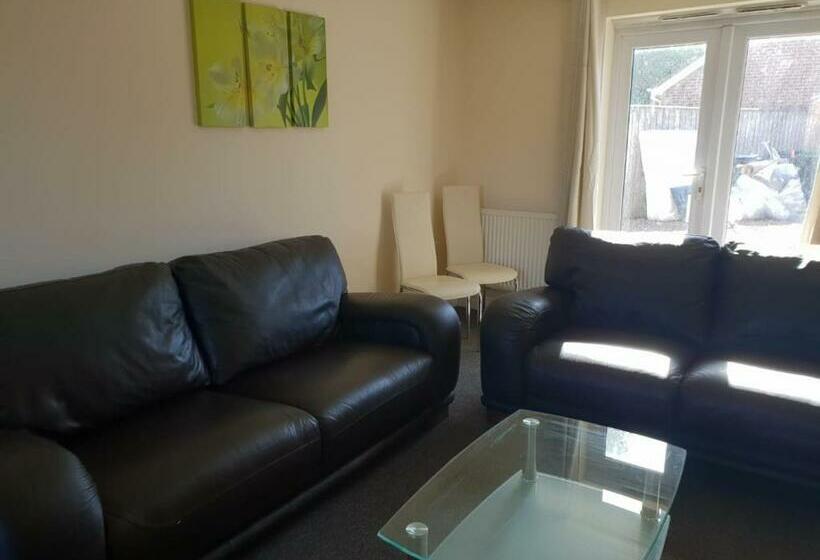 Пансион Clough Close