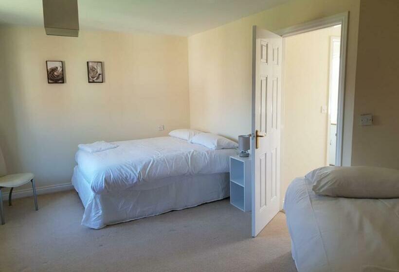 Пансион Clough Close