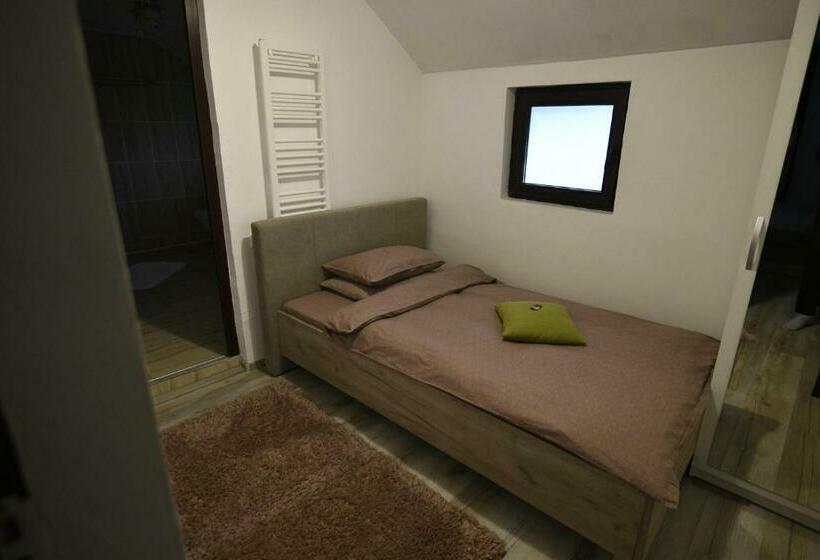 Пансион Upstairs Residence