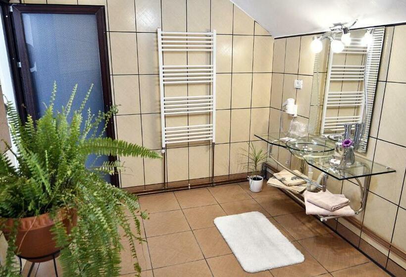 Пансион Upstairs Residence