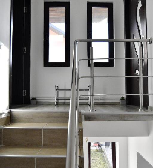 Пансион Upstairs Residence