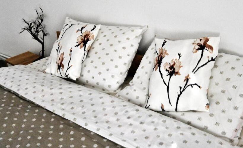 Пансион Upstairs Residence