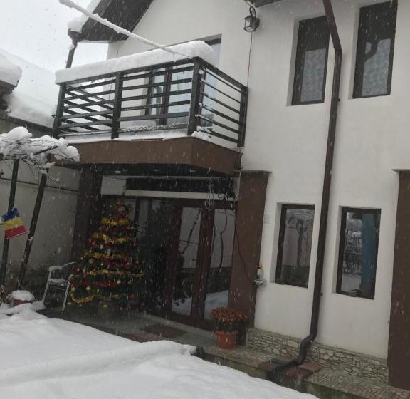 Пансион Upstairs Residence