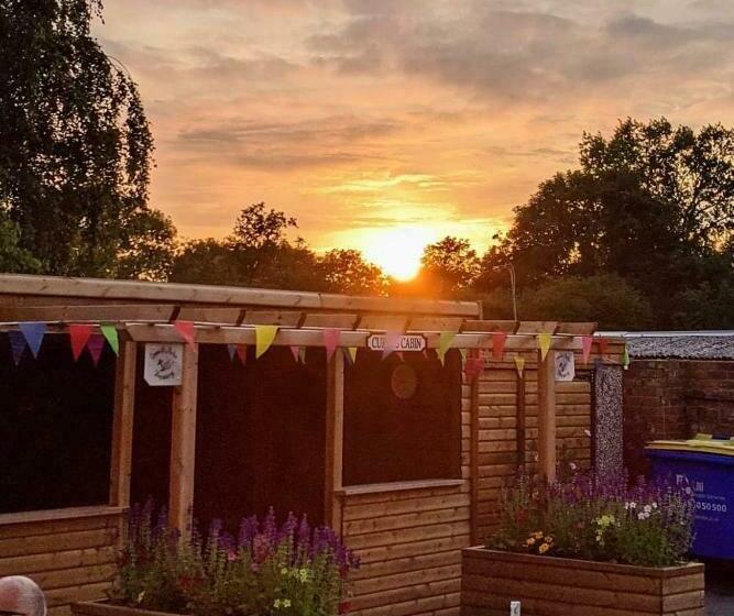 فندق صغير Crown & Anchor Inn