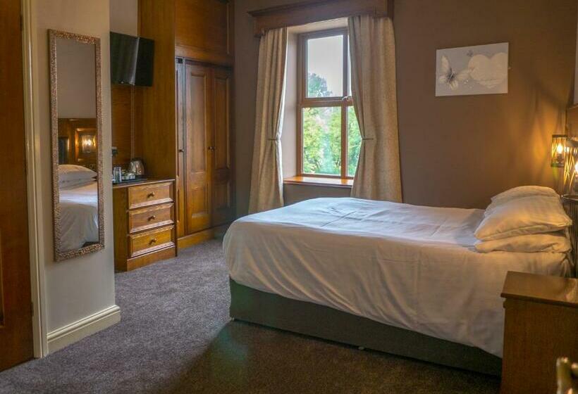 فندق صغير Crown & Anchor Inn