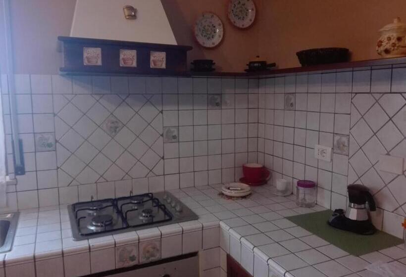 تختخواب و صبحانه Capinera