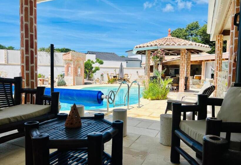 צימר Le Mas Des Mathes, Chambres D Hôtes, Studios