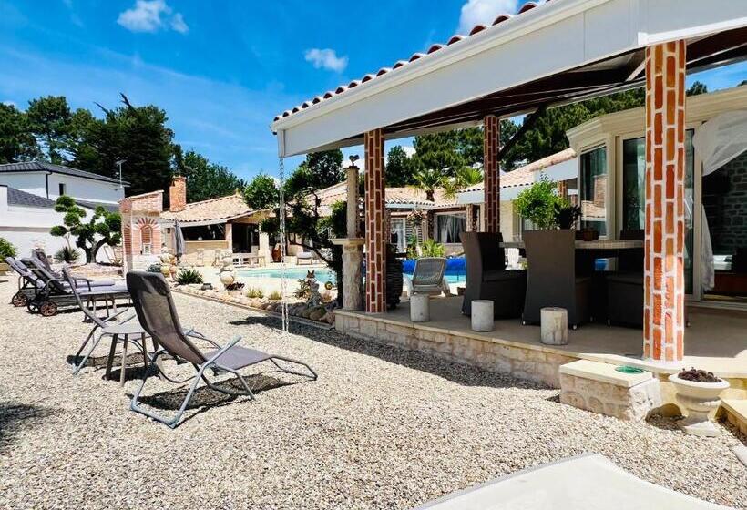 צימר Le Mas Des Mathes, Chambres D Hôtes, Studios