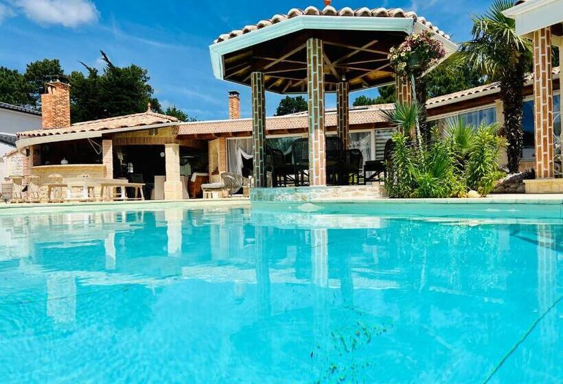 Bed and Breakfast Le Mas Des Mathes, Chambres D Hôtes, Studios