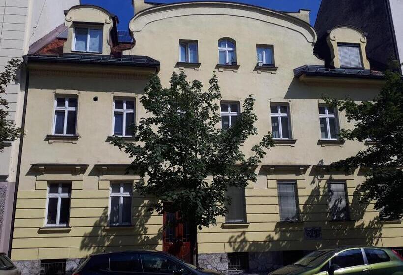 پانسیون Tabor Apartments Rozmanova Street