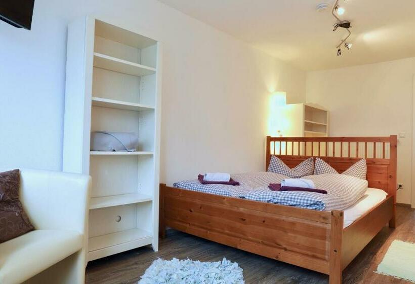 הוסטל Pension Adler