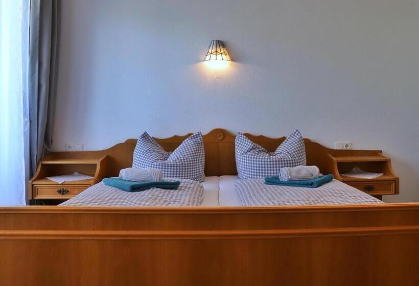 הוסטל Pension Adler