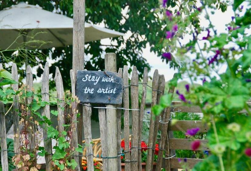 Пансион Staying With The Artist