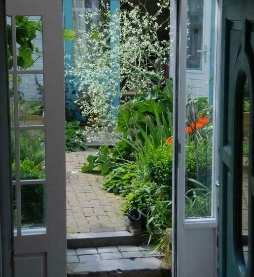 ペンション Staying With The Artist