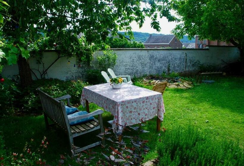 Пансион Staying With The Artist