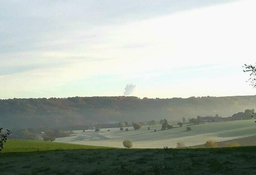 Пансион Staying With The Artist