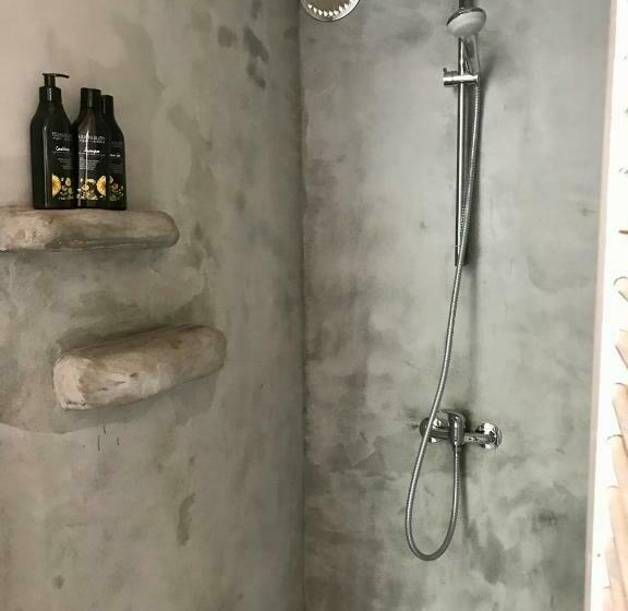 Пансион Staying With The Artist