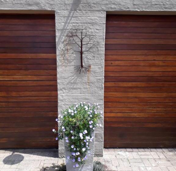 ペンション The Nest