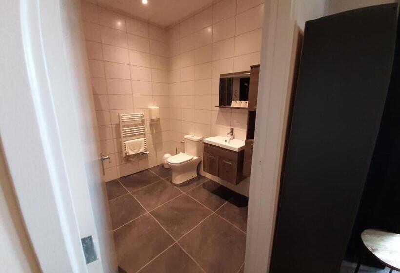 住宿加早餐  De Vier Linden