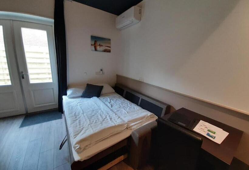 住宿加早餐  De Vier Linden