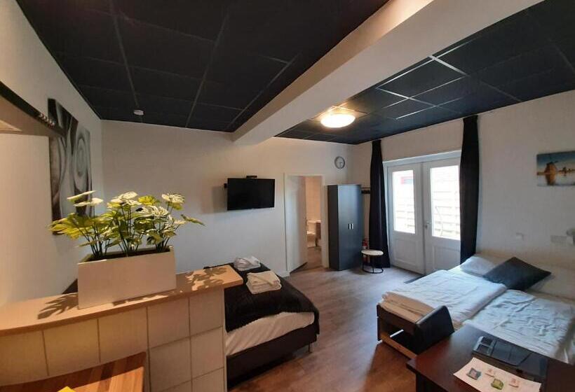 住宿加早餐  De Vier Linden