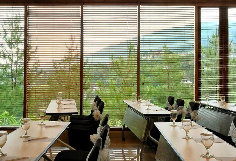 בית מלון כפרי The Grand Hill Resort