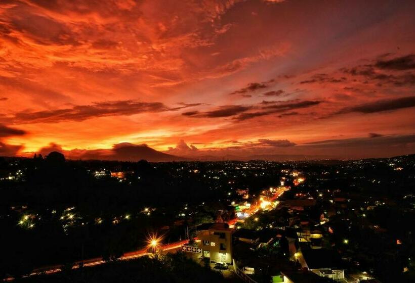 בית מלון כפרי The Grand Hill Resort