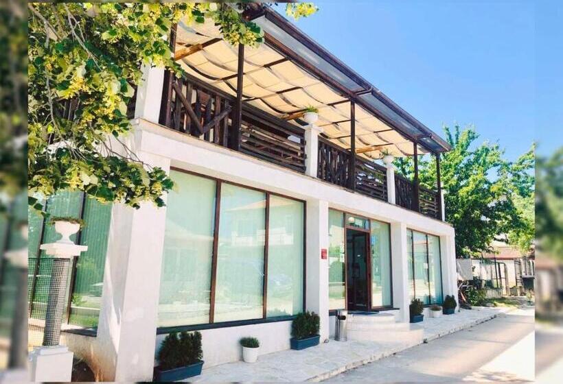 هتل Villa Adrian