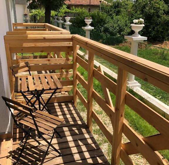 هتل Villa Adrian