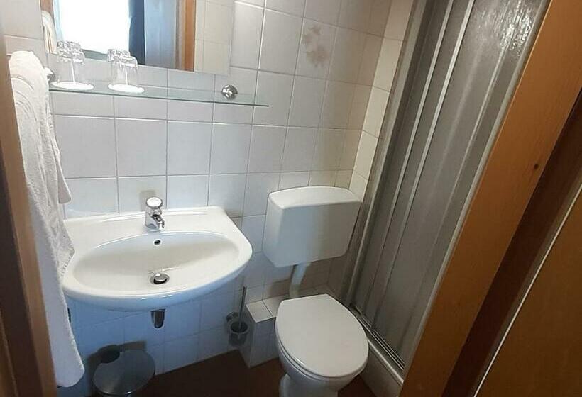 بنسيون Gasthaus Zur Linde