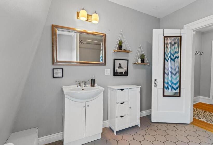 Пансион Mckay Manor On Duckworth