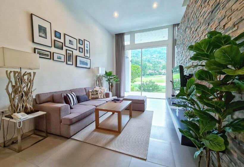 リゾートホテル The Midst@ Royal Hills Nakornayok