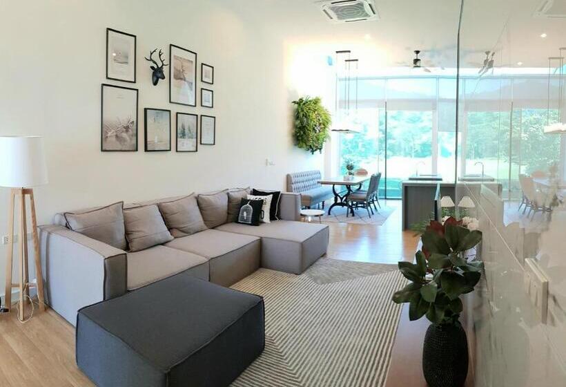 リゾートホテル The Midst@ Royal Hills Nakornayok