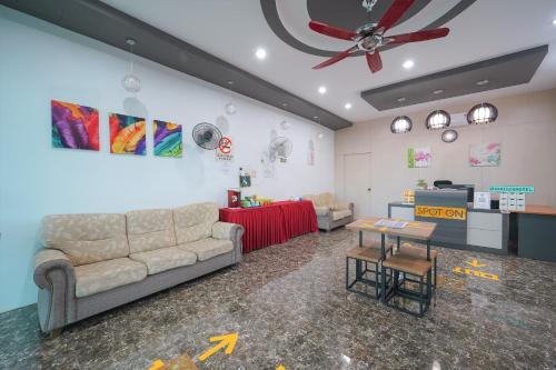 Spot On 89974 D Amigos Motel