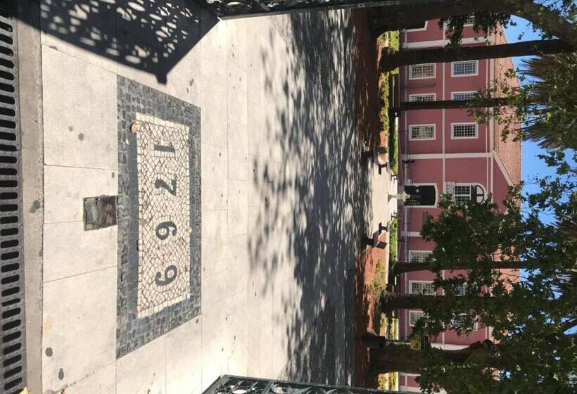 فندق صغير Wood Steel & Glass