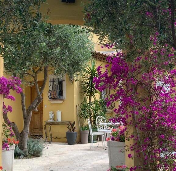 ベッドアンドブレックファースト Chambres De La Terre Blanche