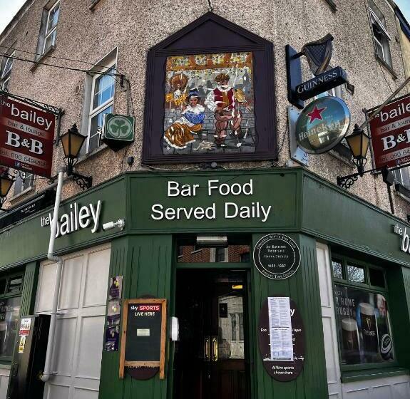 مبيت وإفطار The Bailey Bar & Lounge