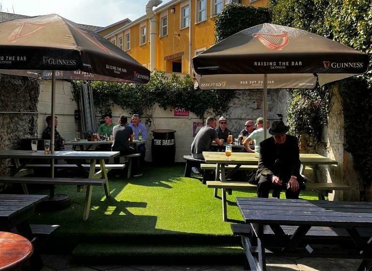 مبيت وإفطار The Bailey Bar & Lounge