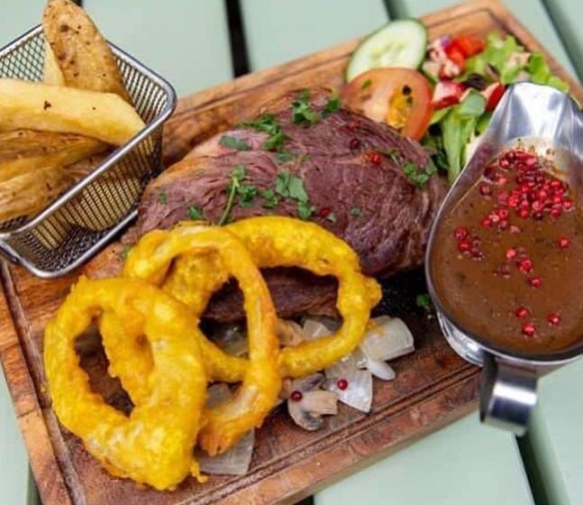 مبيت وإفطار The Bailey Bar & Lounge