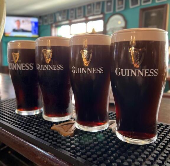 مبيت وإفطار The Bailey Bar & Lounge