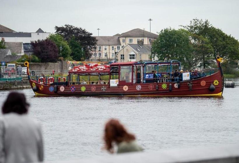 مبيت وإفطار The Bailey Bar & Lounge