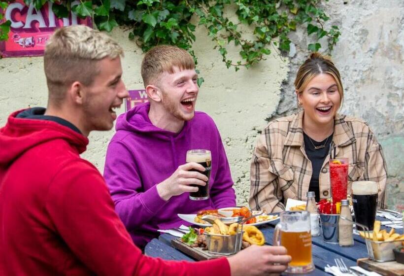 مبيت وإفطار The Bailey Bar & Lounge