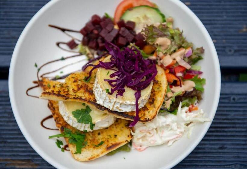 مبيت وإفطار The Bailey Bar & Lounge