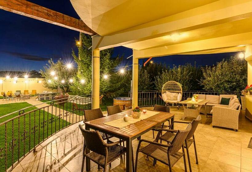 펜션 Orchard Villa