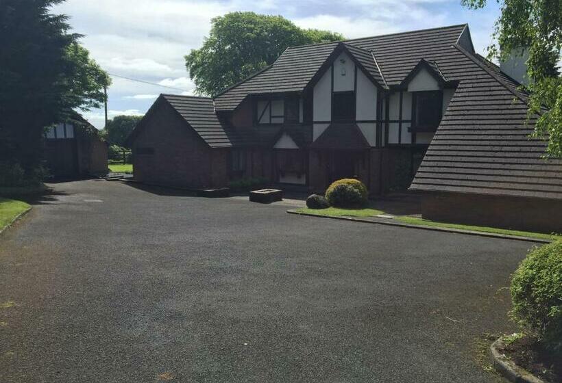 بنسيون Tudor Lodge Guest Accommodation