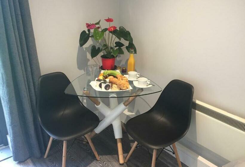 بنسيون Tudor Lodge Guest Accommodation