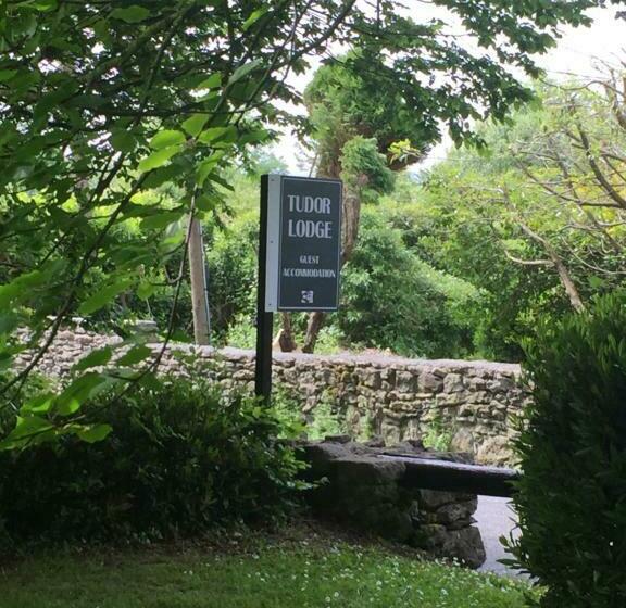 بنسيون Tudor Lodge Guest Accommodation