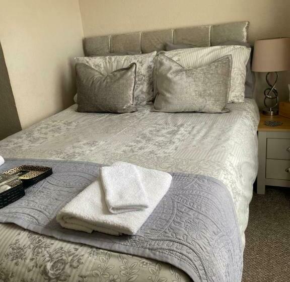 تختخواب و صبحانه The Old Brasserie & Rooms @ No.8