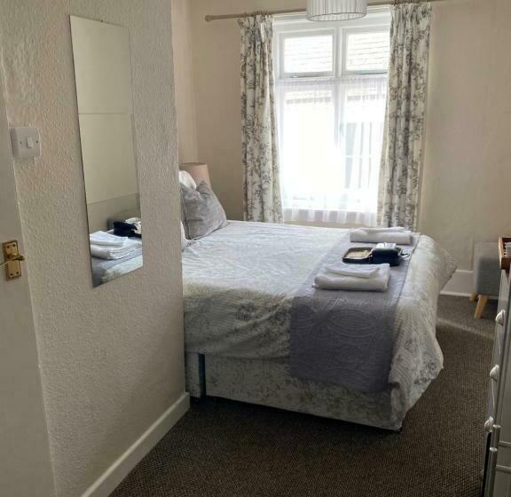 تختخواب و صبحانه The Old Brasserie & Rooms @ No.8