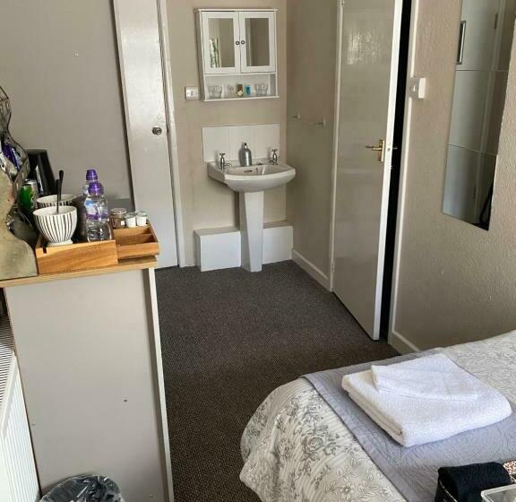 تختخواب و صبحانه The Old Brasserie & Rooms @ No.8